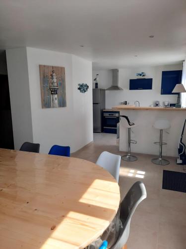 une salle à manger avec une table et des chaises en bois dans l'établissement Le Bâbord, à Honfleur