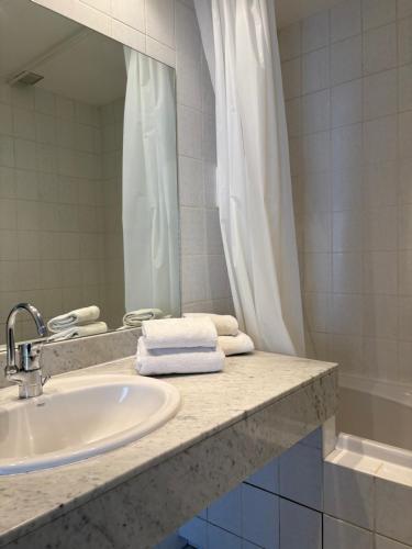 Un baño de Cit'hôtel Le Chris'tel hôtel et restaurant