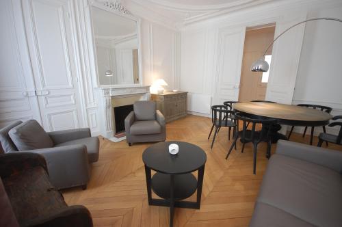 un salon avec une table et une salle à manger dans l'établissement 2 chambres St Germain des Prés, à Paris
