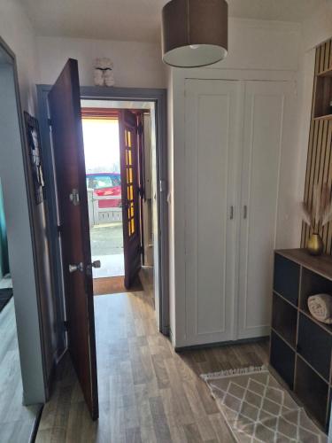 un couloir avec une porte s'ouvrant sur une chambre dans l'établissement Appartement vu Boulogne-sur-Mer, à Le Portel