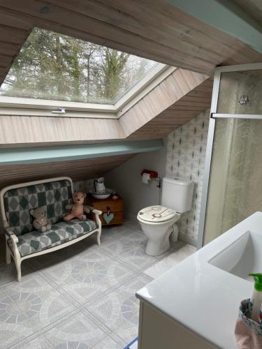 Elle comprend une petite salle de bains pourvue de toilettes et d'une fenêtre. dans l'établissement Une ou deux Chambres Spacieuses, à Combles-en-Barrois