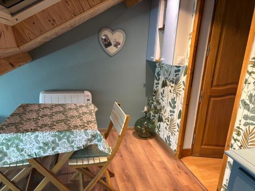 une salle à manger avec une table et des chaises dans une pièce dans l'établissement Une ou deux Chambres Spacieuses, à Combles-en-Barrois