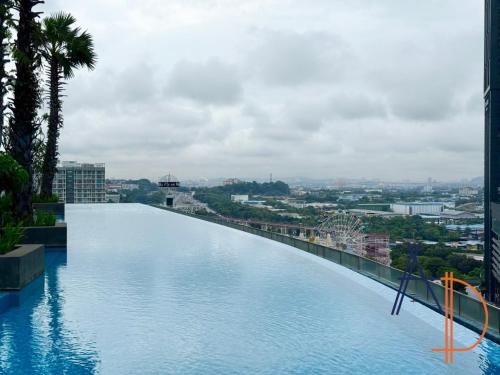 Kolam renang di atau dekat dengan i-City Shah Alam Residences by ASDEH Suites