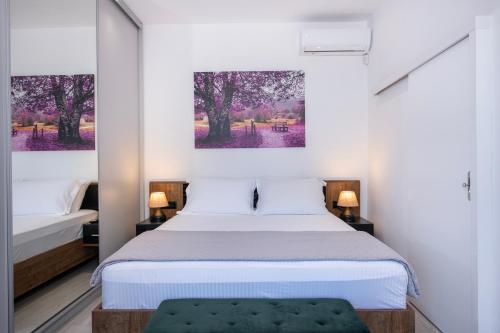 Blue Balcony - Boutique Beachfront Suite with Private Parking Spot near Chania Old Harbor
