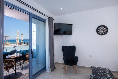 Blue Balcony - Boutique Beachfront Suite with Private Parking Spot near Chania Old Harbor