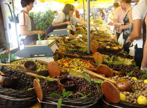 Φαγητό σε αυτό το διαμέρισμα ή κάπου εκεί κοντά