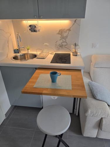 une petite cuisine avec une tasse de café sur une table dans l'établissement Studio dans maison familiale proche Paris et Disney, à Noisy-le-Grand