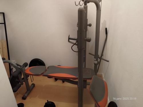 - une salle de sport avec des équipements d'exercice dans l'établissement Chambre à louer à saint-herblain, à Saint-Herblain