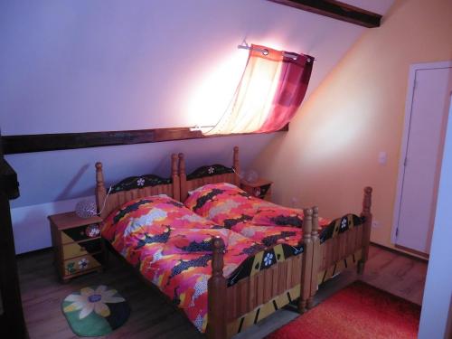 um quarto com uma cama e uma janela em Accueil de l'Est em Bütgenbach