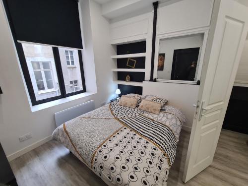 une chambre avec un lit et deux fenêtres dans l'établissement Suite Versailles I Luxe & Détente, à Boulogne-sur-Mer