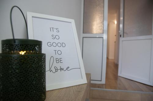 ein gerahmtes Bild neben einer Vase auf einem Tisch in der Unterkunft Hyggemate - 1 Bed Room Cozy Apartment in Sarnitsa in Sarnitsa