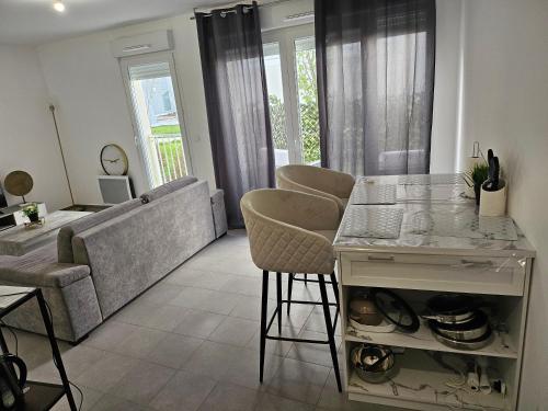 un salon avec un canapé et une table dans l'établissement Appartement Velodrome plage, à Marseille