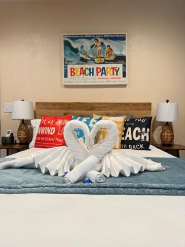 Ένα ή περισσότερα κρεβάτια σε δωμάτιο στο Beach House Staycation