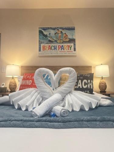 Ένα ή περισσότερα κρεβάτια σε δωμάτιο στο Beach House Staycation