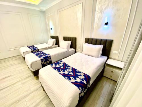 Postel nebo postele na pokoji v ubytování Isakhoja Hotel