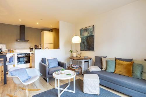 un salon avec un canapé et une table dans l'établissement La perle-Proche Vieille-ville & Gare, à Annecy