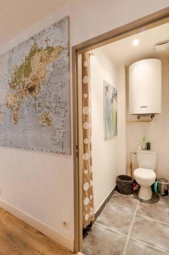 La salle de bains est pourvue de toilettes et d'une carte murale. dans l'établissement La perle-Proche Vieille-ville & Gare, à Annecy