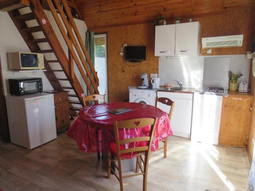 Kuchyň nebo kuchyňský kout v ubytování Gîtes des Deux Vallées Chalet avec vue imprenable