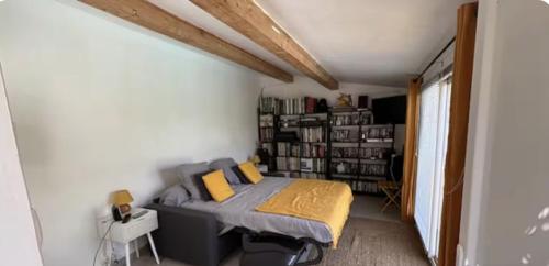 une chambre avec un lit et une étagère dans l'établissement Appartement en Corse, à Noceta