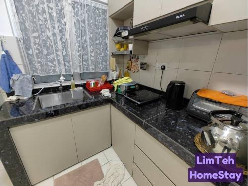 Η κουζίνα ή μικρή κουζίνα στο LimTeh HomeStay