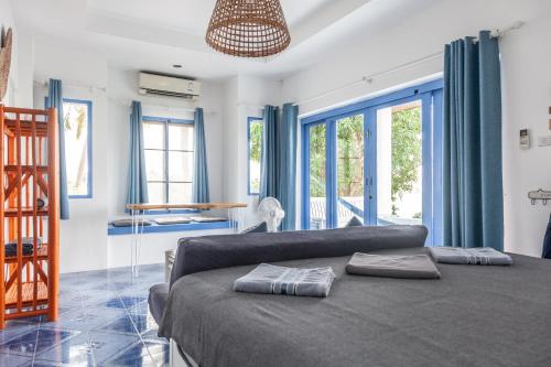 Ένα ή περισσότερα κρεβάτια σε δωμάτιο στο Archie Village