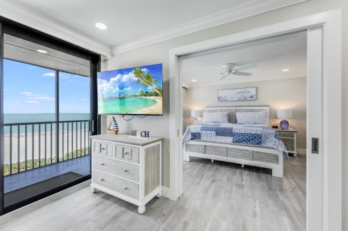 サニベルにあるSundial A306のベッドと大きな窓のある寝室