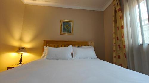 Ένα ή περισσότερα κρεβάτια σε δωμάτιο στο Entebbe Coffee Lodge