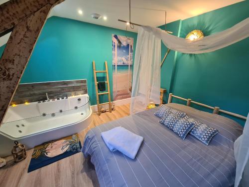 La salle de bains est pourvue d'un lavabo et d'un lit avec baignoire. dans l'établissement L'île Turquoise- Balnéo Privée I Relaxation, à Boulogne-sur-Mer