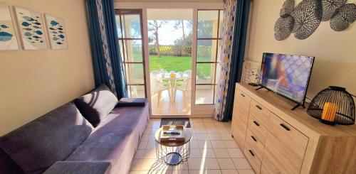 un salon avec un canapé et une télévision dans l'établissement 