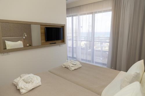 Postel nebo postele na pokoji v ubytování Venus Beach Hotel