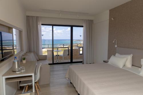 Postel nebo postele na pokoji v ubytování Venus Beach Hotel
