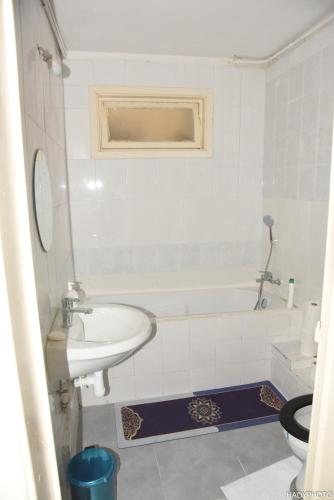 a bathroom with a sink and a tub and a toilet at Hébergement confort Garé de l'ouest in Brussels