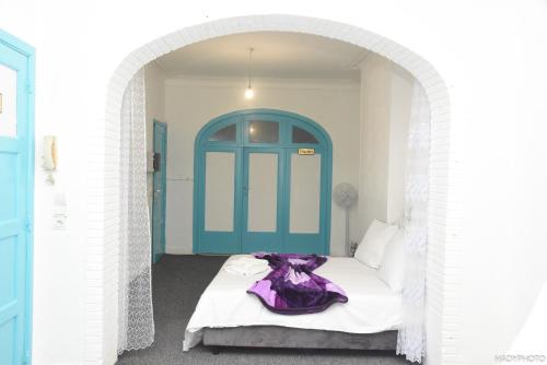 a bedroom with a bed and a blue door at Hébergement confort Garé de l'ouest in Brussels