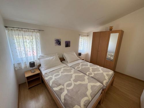 sypialnia z dużym łóżkiem w pokoju w obiekcie Apartment Pirun w Bašce