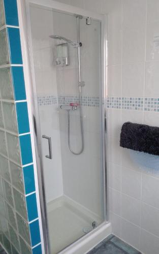 una ducha con puerta de cristal en un baño en Bagshaw Bed & Breakfast, en Bridlington