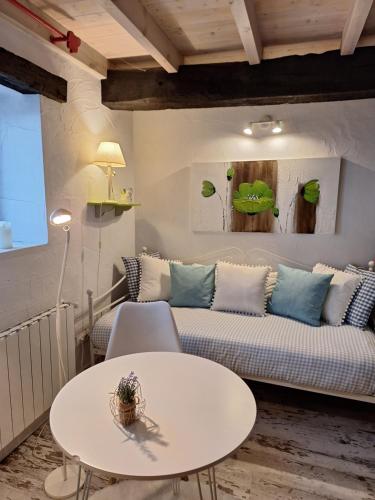a living room with a couch and a table at La buganvilla en Udias alojamiento in Comillas