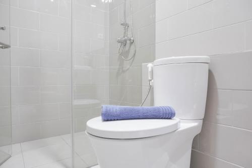 Ένα μπάνιο στο Nice and Comfort 1BR at Citralake Suites Apartment By Travelio