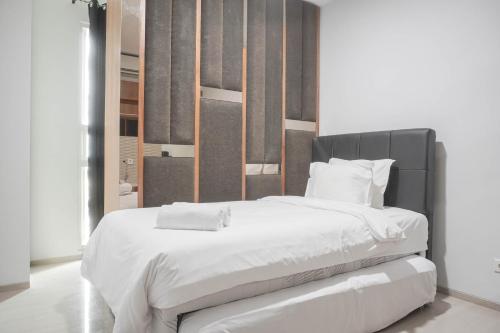 Ένα ή περισσότερα κρεβάτια σε δωμάτιο στο Nice and Comfort 1BR at Citralake Suites Apartment By Travelio