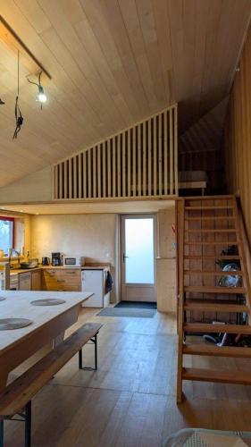 une cuisine avec une table et un comptoir dans l'établissement Gîte en matériaux naturels Sauna, couchers de soleil et chevaux, à Vausseroux