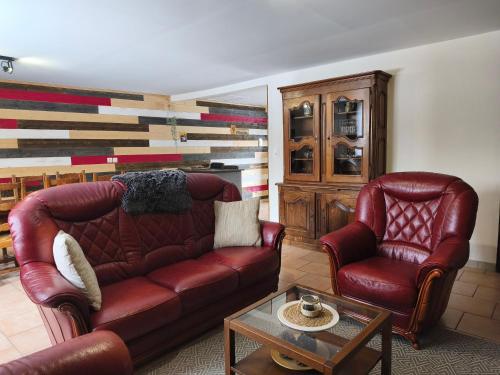 a living room with a couch and two chairs at Gîte des trois petits oiseaux in Picarreau