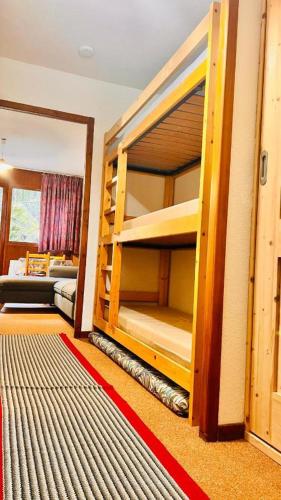 - un salon avec des lits superposés dans l'établissement Appartement Morzine Avoriaz, à Morzine