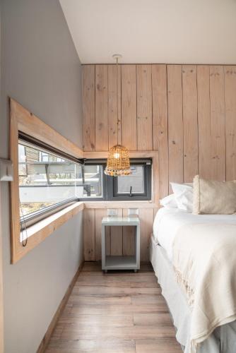 ein Schlafzimmer mit einem Bett und einem Kronleuchter in der Unterkunft Taka Matanzas in Matanzas