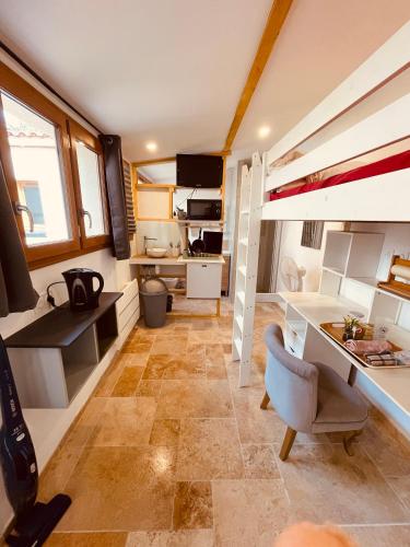 Cette petite chambre comprend des lits superposés et un bureau. dans l'établissement studette cosy toute équipée Proche Bordeaux centre ,kedge,hopitaux,stade et université, à Talence