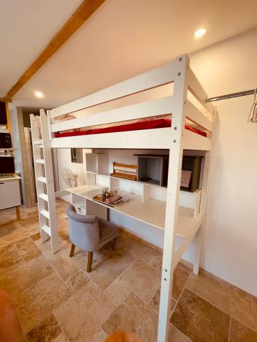 Cette chambre comprend un lit en mezzanine et un bureau. dans l'établissement studette cosy toute équipée Proche Bordeaux centre ,kedge,hopitaux,stade et université, à Talence