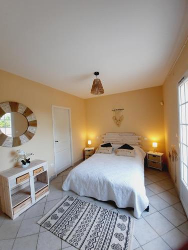 une chambre avec un lit, une table et un miroir dans l'établissement Somptueuse villa avec piscine chauffée, à Rousson