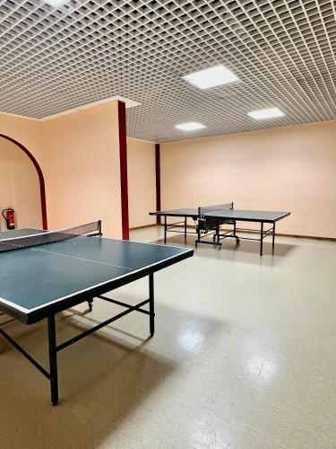 Instalaciones para jugar ping pong en Ferienwohnung Wolkenfrei in Inzell mit Pool und Sauna o alrededores