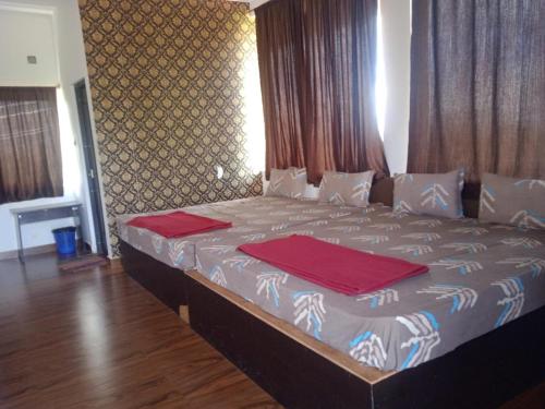 Una cama o camas en una habitación de IR FARMS, Yelagiri