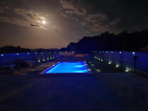 Πισίνα στο ή κοντά στο Villa Joy with Pool,Jacuzzi,E Auto Station