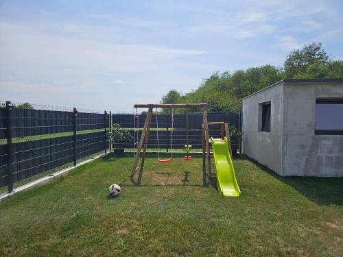 Ο χώρος παιχνιδιού για παιδιά στο Villa Joy with Pool,Jacuzzi,E Auto Station