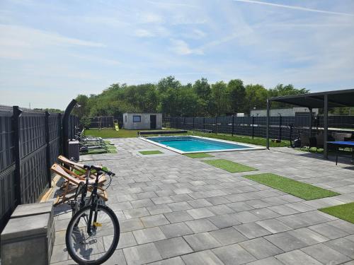Πισίνα στο ή κοντά στο Villa Joy with Pool,Jacuzzi,E Auto Station